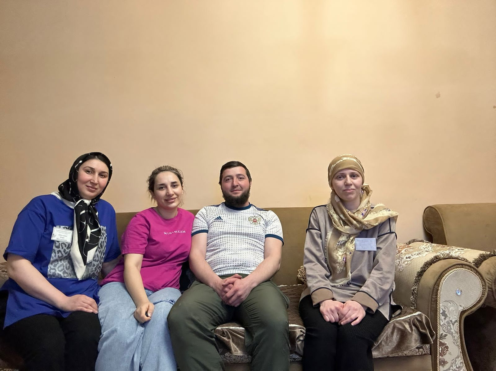 Специалисты и социальные работники комплексного центра посетили более 50 семей участников СВО и поздравили с наступающим Международным женским днем - 8 Марта!